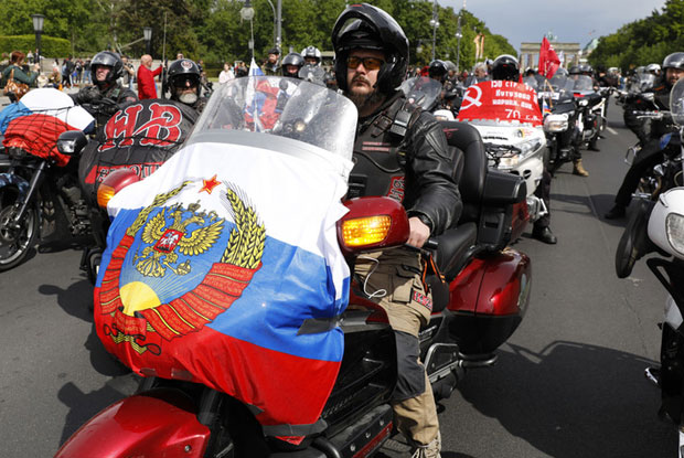 Путинови “Ноћни вукови” на Антарктику развили највећу руску заставу (ФОТО)